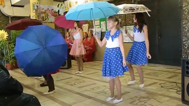 Наш небольшой танец с зонтами!!!
