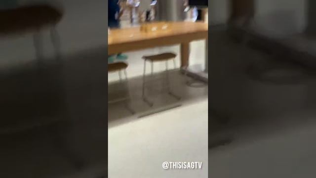 Man Goes Off on Employees in Apple Store, NYC смотреть онлайн