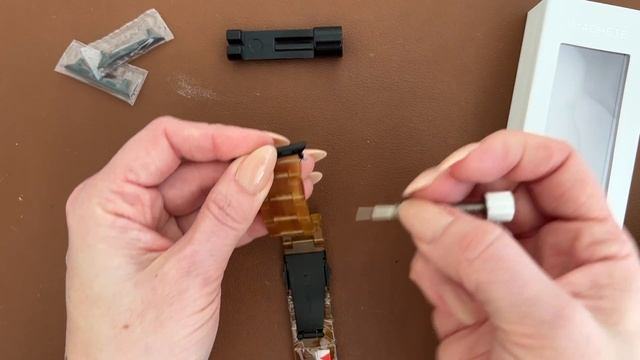 Changing out your Apple Watch Band Connector смотреть онлайн