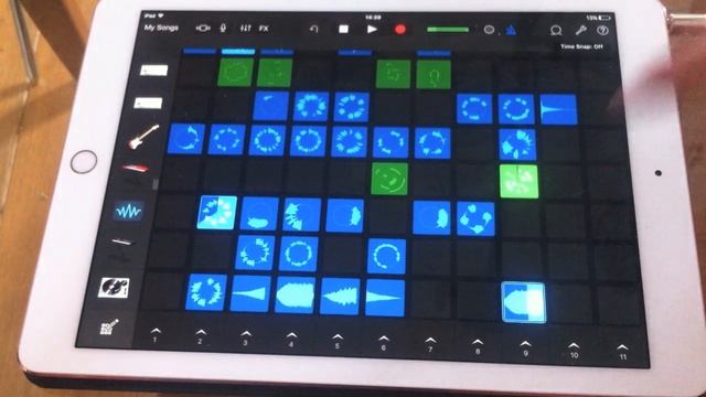 Garageband _Live Loops_ on iPad with iOS 10 - lots of fun to be had! смотреть онлайн