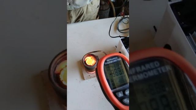 Mazzilli ZVS driver shakedown #2, melting crushed trap rock mined in Knippa, Tx смотреть онлайн