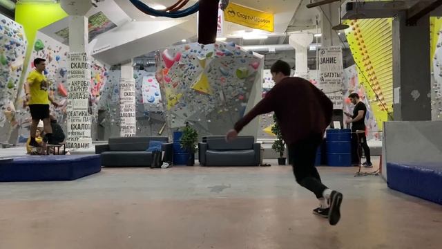 Разочаровался в зале, поставил дабл корк, потренил сальто. Паркур влог смотреть онлайн