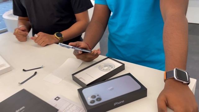 18 Year Old Boy BUYS iPhone 13 Pro Max on the Release Day !! 😍😍😍 смотреть онлайн