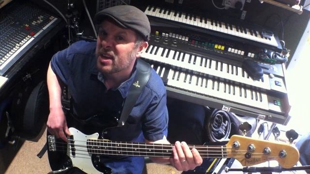 Bass Guitar Lessons - the genius of Duck Dunn - a few Blues Brothers lines.. смотреть онлайн