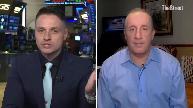 Friday Morning Markets, Recession Risk, and Apple’s Super Bowl Deal | TheStreet’s Market Open смотреть онлайн