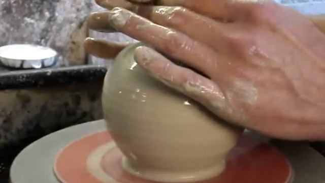Attempting to make a pottery Apple shaped clay pot on the potters wheel throwing demo смотреть онлайн