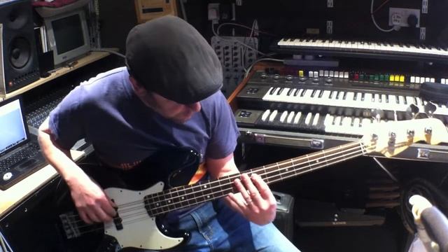 Bass Guitar Lessons - Seven Nation Army смотреть онлайн