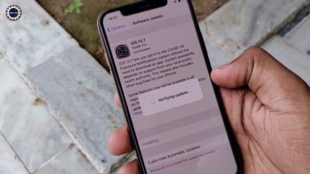iPhone Xs First Big Update Full Tutorial In Hindi - IOS 13.7 Software Update Kaise kare? смотреть онлайн