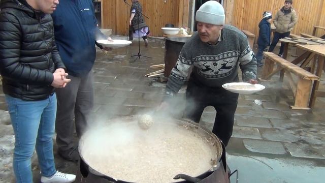 Дедушка из Бухары приготовил Халса - приготовление главного блюда Навруза Сумаляк смотреть онлайн