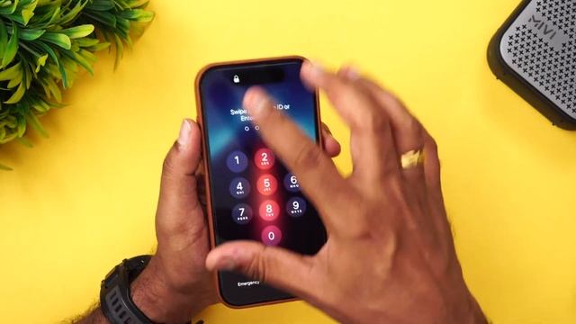 iPhone 15 Pro Premium Leather Case from Mujjo смотреть онлайн