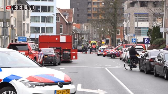 Mogelijk gijzeling in café, 150 woningen ontruimd vanwege mogelijke explosieven смотреть онлайн