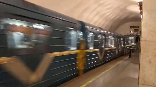 Отправление метропоезда "Боинг" 81-540.1/81.541.1 со станции Технологический институт-1 смотреть онлайн