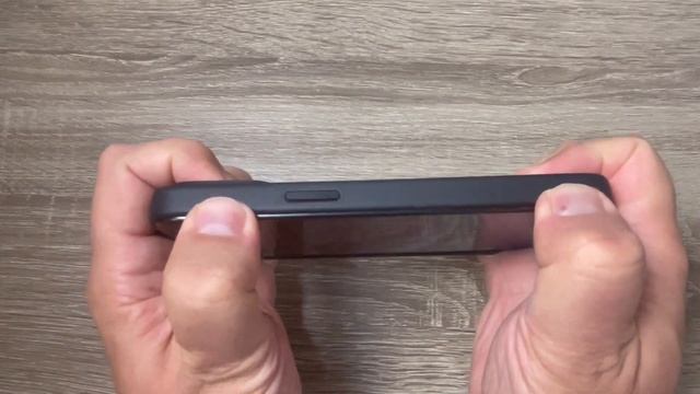 How to Remove Fine Woven Case from iPhone 15 Pro & Pro Max смотреть онлайн