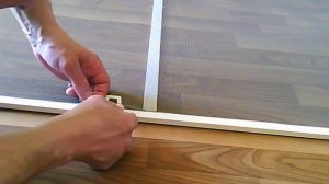 Как прикрепить ручку к оконной сетке?