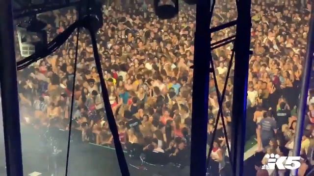 RAW: Video shows chaos of barricade collapse at Seattle's Bumbershoot festival during Jai Wolf set смотреть онлайн