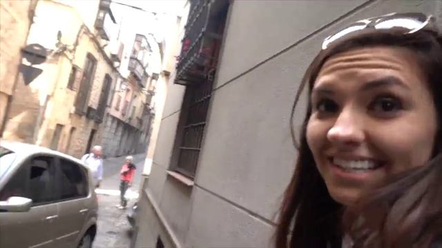 KISSING IN SPAIN! смотреть онлайн