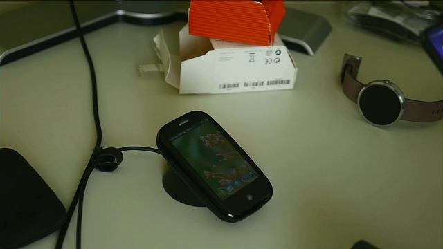 Apple cancelled AirPower, let's test Samsung Power Shareing! смотреть онлайн