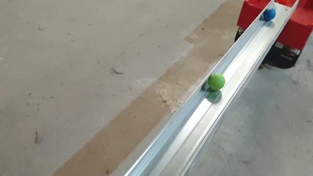 Шарики марблс катятся вниз Успокаивающее видео Satisfying Marble run смотреть онлайн