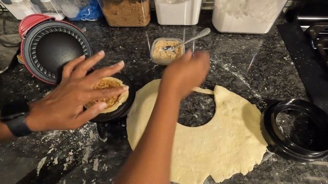 Mini Apple pies with the Dash mini pie maker смотреть онлайн