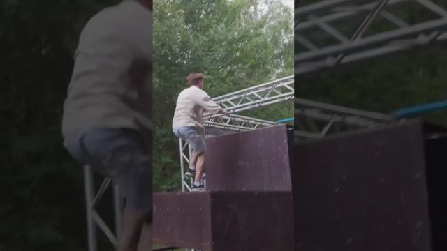 Эффектно выступил?! #shorts #parkour #freerunning смотреть онлайн