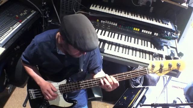 Bass Guitar Lessons - Forget Me Nots (Men in Black) смотреть онлайн