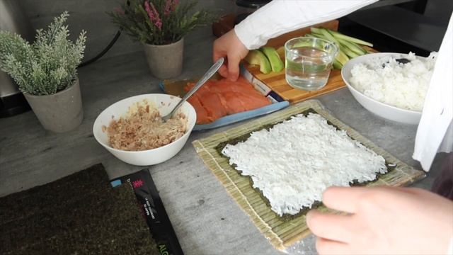 Готовлю суши 🍣 и отвечаю на ваши вопросы 🧐как давно ношу хиджаб/когда начала делать намаз смотреть онлайн