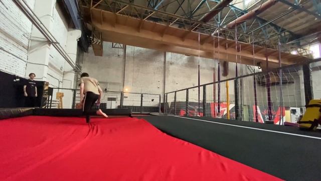 Отработка/тренировка сальто в зале WOW SPORT смотреть онлайн