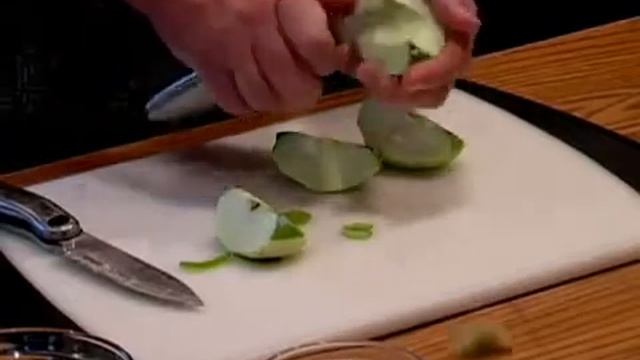 Cutting & Peeling Apples for Maple Apple Pie Filling смотреть онлайн