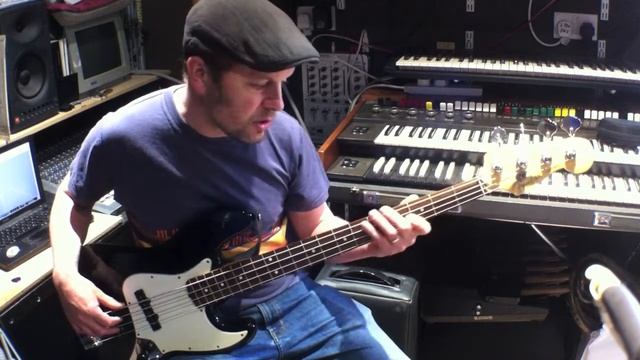 Bass Guitar Lessons - Rapper's Delight смотреть онлайн