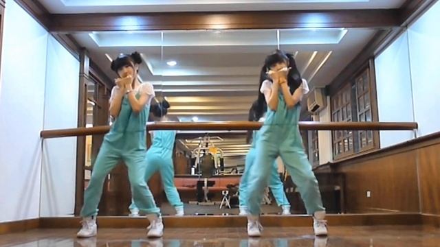 T-ARA Little Apple by Sandy&Mandy (cover) (筷子兄弟小蘋果歌曲版+畫面加強版) смотреть онлайн
