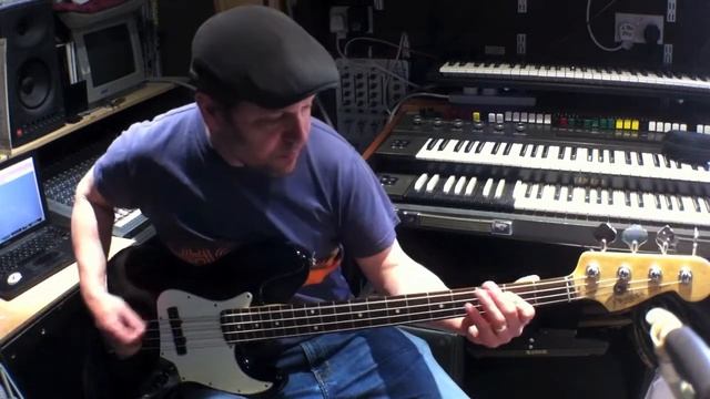 Bass Guitar Lessons - Feel Good Inc смотреть онлайн