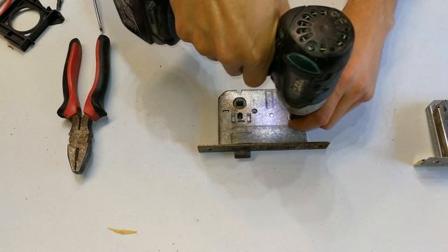 How to flip the door catcher slide on the lock - смотреть онлайн