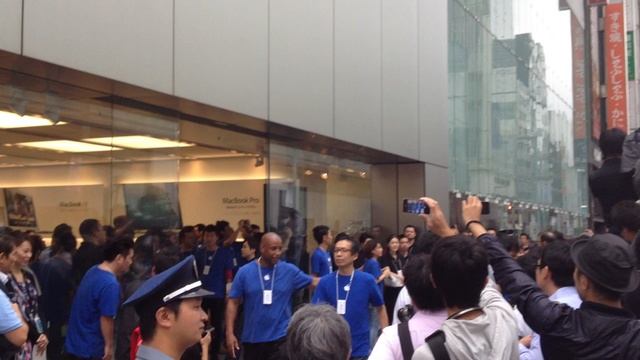 iPhone 5 countdown @ Apple store in Ginza Tokyo Japan iPhone5 смотреть онлайн