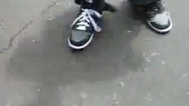 Завязывание шнурков без рук смотреть онлайн