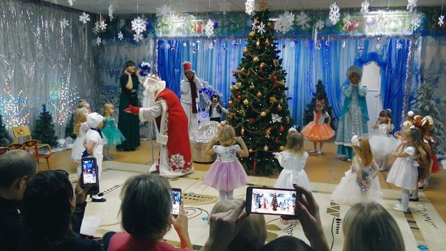 Игра с Дедом Морозом "Покажите ваши ручки". смотреть онлайн
