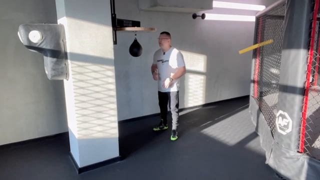 Что такое пневмогруша? Зачем она нужна боксёру и как на ней работать? смотреть онлайн