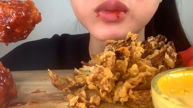 ASMR| Fried Blooming Onion, Spicy and sweet chicken, Java Apple. No talking. Eating sounds смотреть онлайн