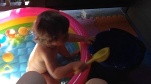 20 месяцев. Плещется в бассейне