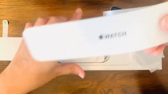 Apple Watch SE (2nd Gen)44 mm STARLIGHT aluminum case with Graphite Milanese loop смотреть онлайн