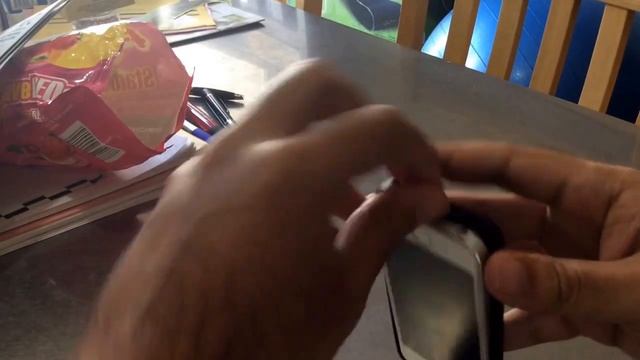 Putting on and taking off the Apple leather case on the iPhone 5S смотреть онлайн