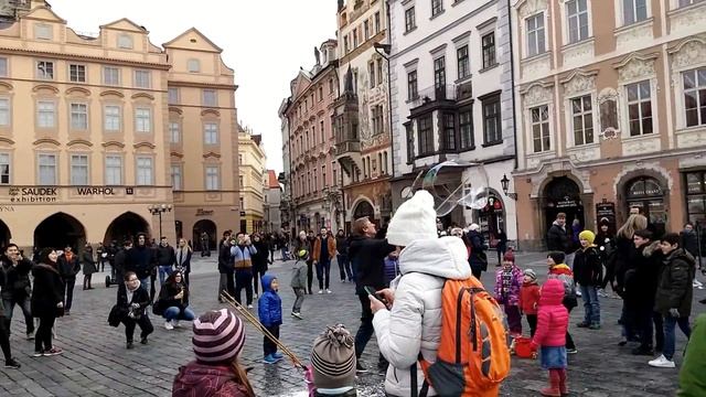 Прага (Чехия). Шоу мыльных пузырей на Староместской площади -This is Czech- смотреть онлайн