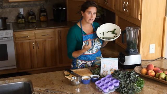 Feeding Baby - Healthy "Green Applesauce" Baby Food (Kale + Apples) смотреть онлайн