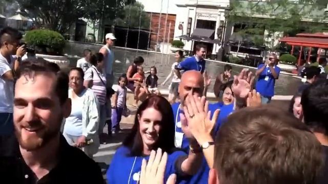 Americana Apple Store Opening смотреть онлайн