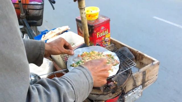 Street Food Vietnam. Vietnamese Quesadilla. Banh Trang Nuong in Saigon смотреть онлайн
