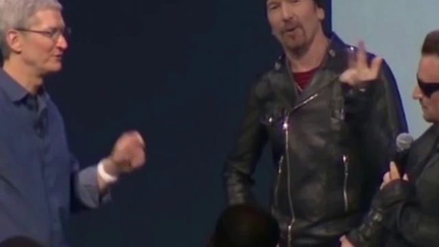 Akward Apple and U2 moment смотреть онлайн