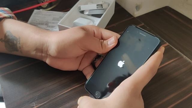Apple iphone SE (2020) Unboxing & Review - The Budget iPhone? смотреть онлайн