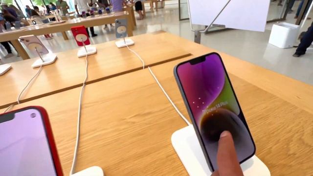 iPhone 14 series Available in Dubai official Apple Store Price update. смотреть онлайн