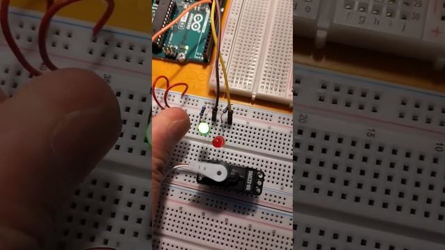Potentiometer controlled LEDs with the direction of rotation of micro Servo-motor. смотреть онлайн
