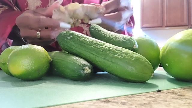 Trying out a Sweet Potato hash & Juicing without a juicer! Plantbased meal|| Helen H смотреть онлайн