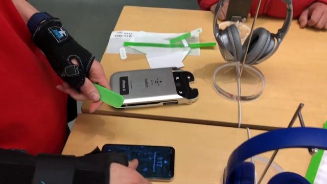iPhone X Belkin Protector installation in apple store смотреть онлайн
